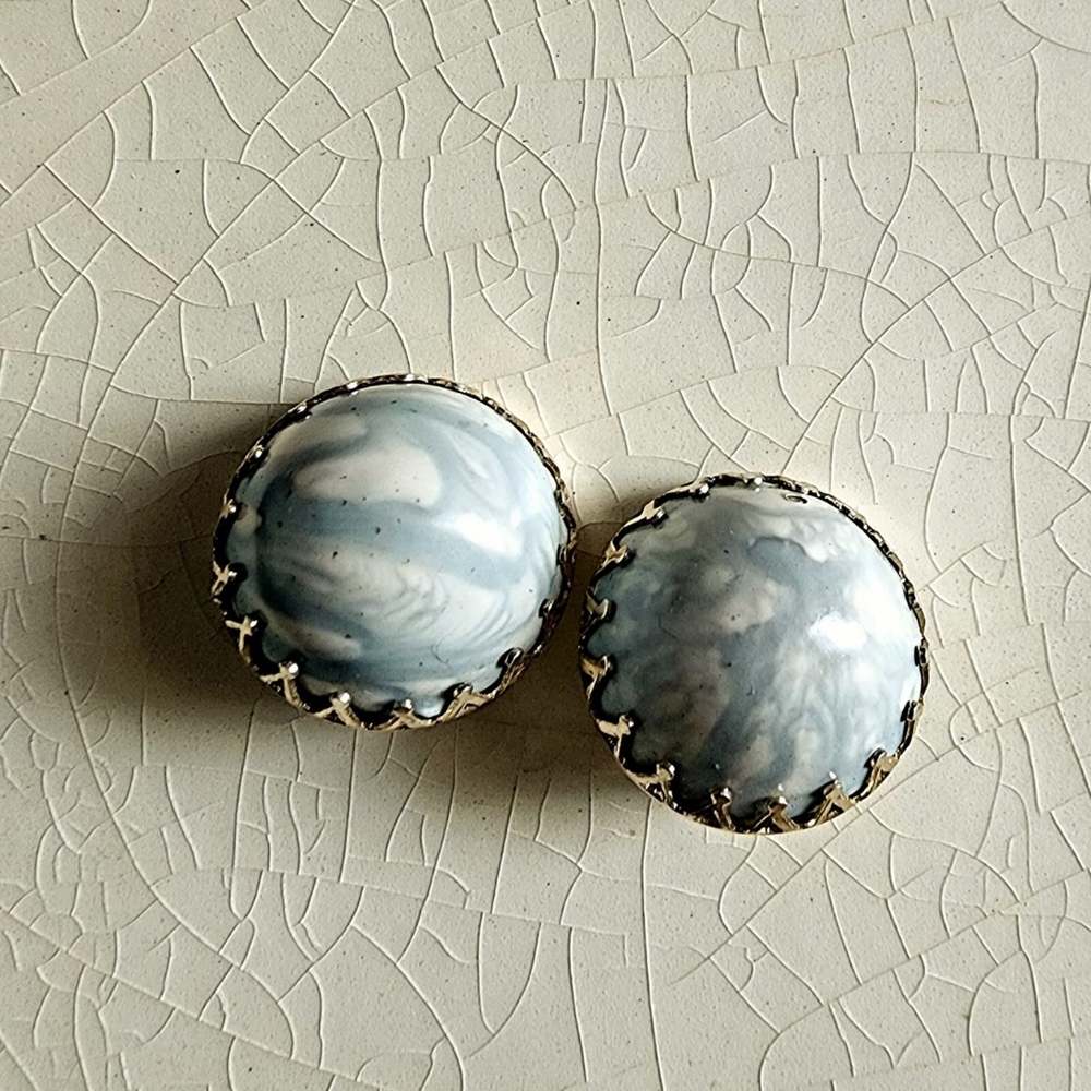 Vintage Hong Kong Light blue marble plastic round bead clip on earrings